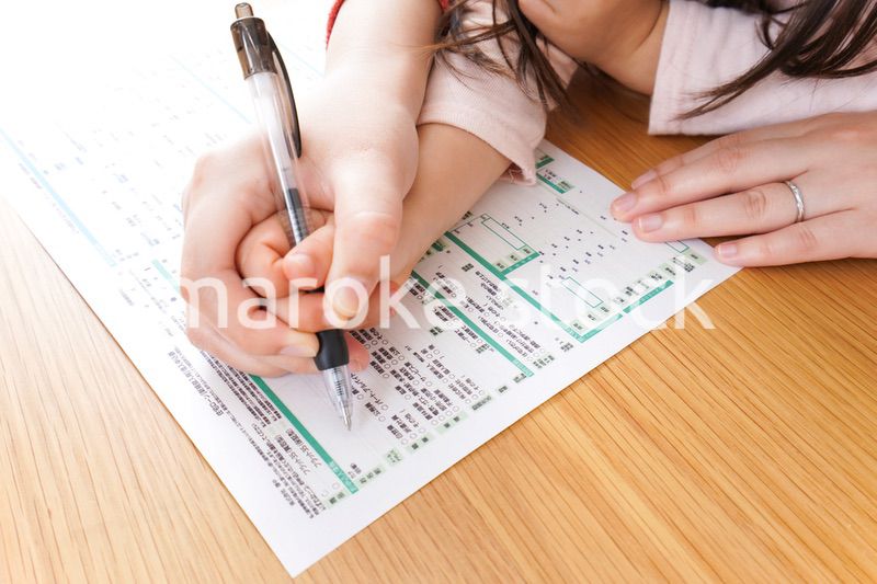 住宅ローンの申込みをする家族