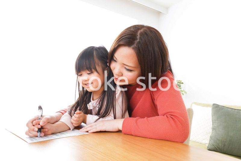 住宅ローンの申込みをする家族