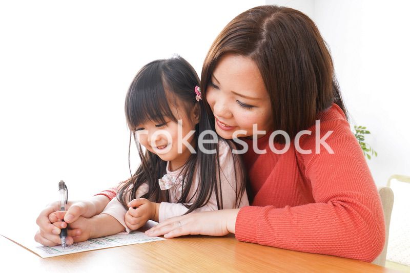 住宅ローンの申込みをする家族