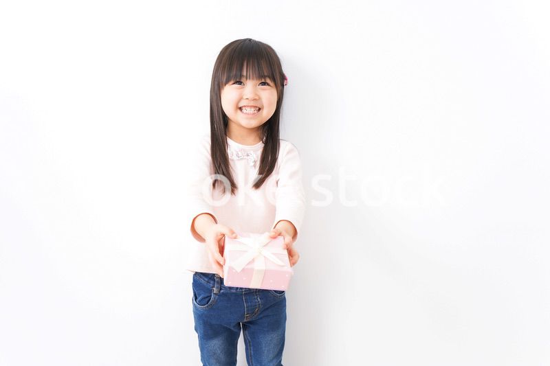 笑顔でプレゼントを渡す女の子