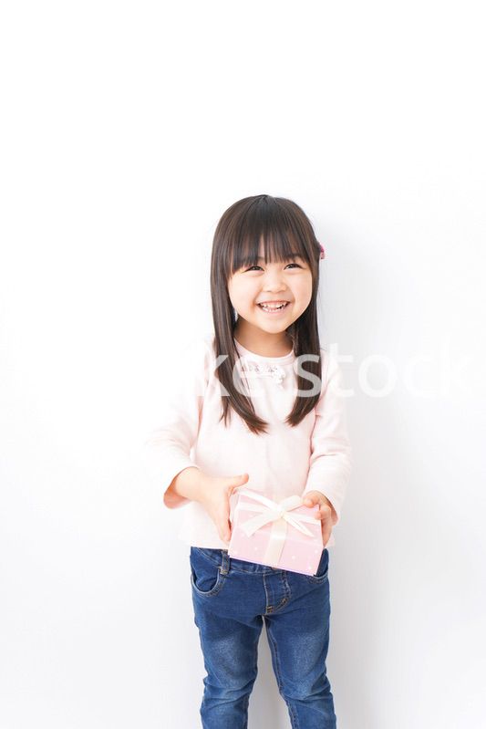 笑顔でプレゼントを渡す女の子
