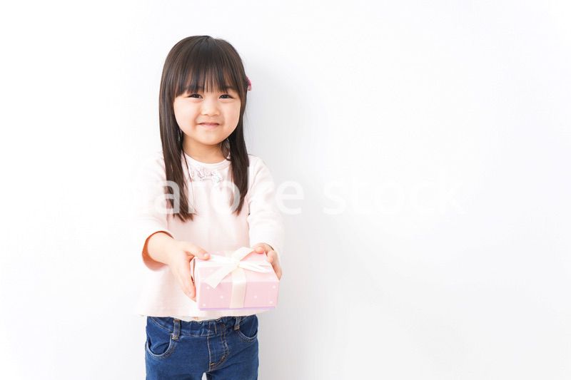 笑顔でプレゼントを渡す女の子