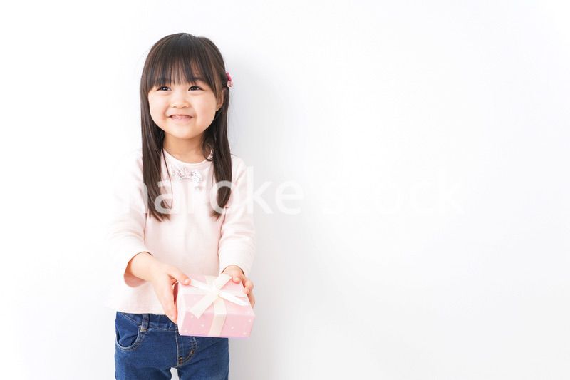 笑顔でプレゼントを渡す女の子