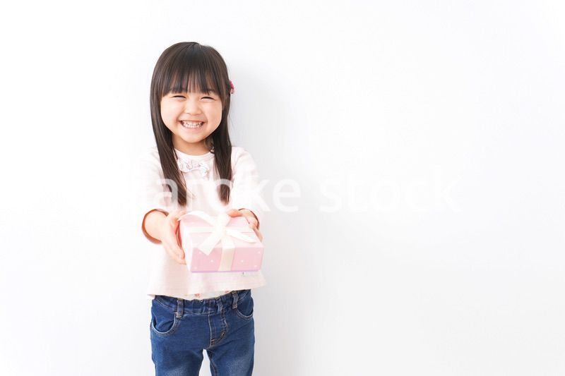 笑顔でプレゼントを渡す女の子