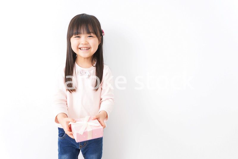 笑顔でプレゼントを渡す女の子