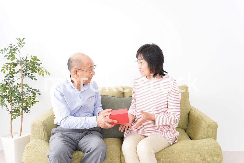 プレゼントを渡す高齢の夫婦