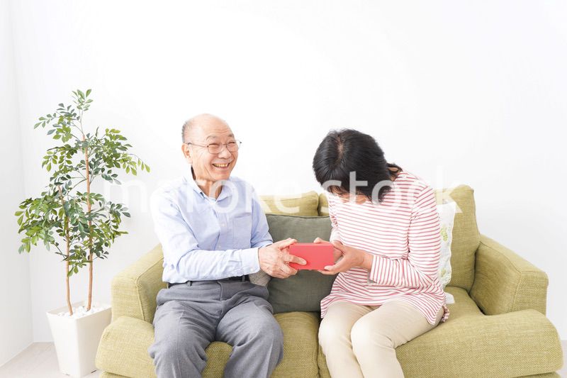 プレゼントを渡す高齢の夫婦