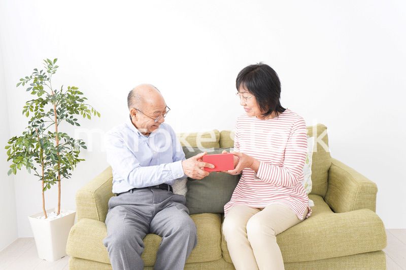 プレゼントを渡す高齢の夫婦
