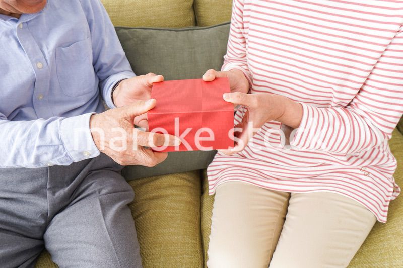 プレゼントを渡す高齢の夫婦