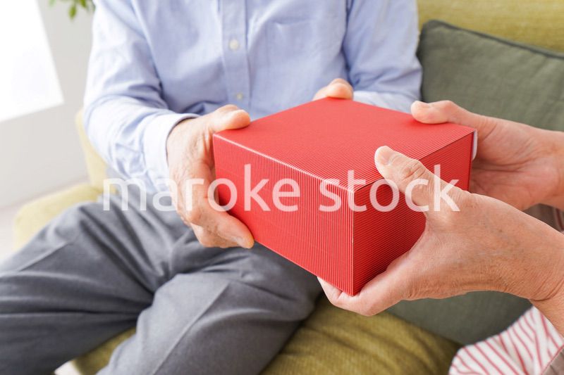 プレゼントを渡す高齢の夫婦