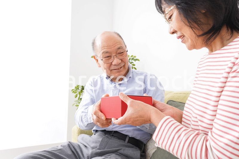 プレゼントを渡す高齢の夫婦