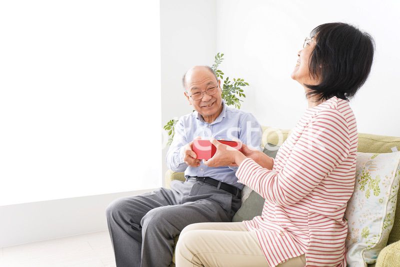 プレゼントを渡す高齢の夫婦