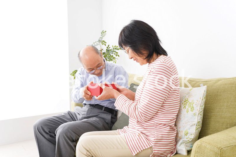 プレゼントを渡す高齢の夫婦