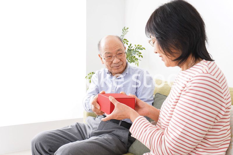 プレゼントを渡す高齢の夫婦