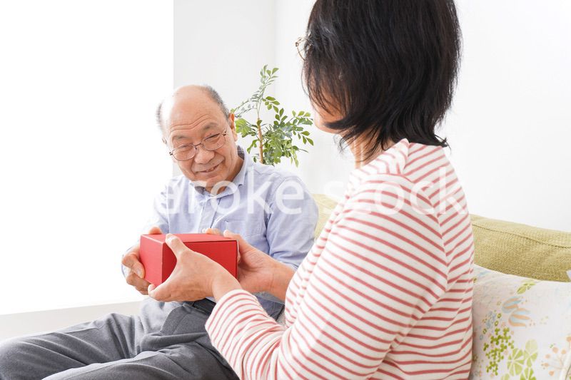 プレゼントを渡す高齢の夫婦