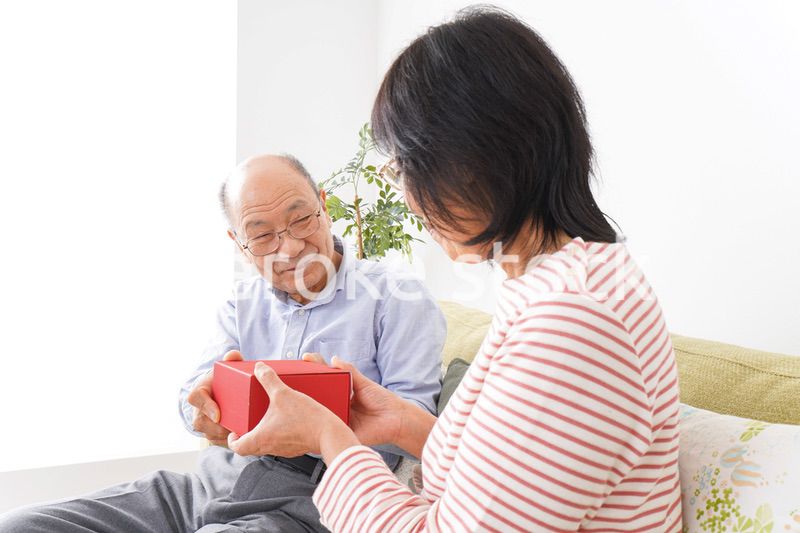プレゼントを渡す高齢の夫婦