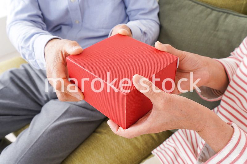 プレゼントを渡す高齢の夫婦