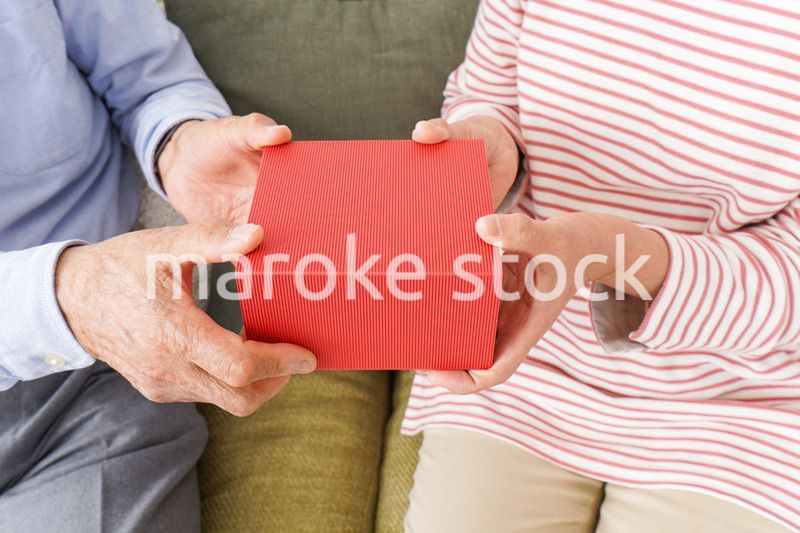 プレゼントを渡す高齢の夫婦