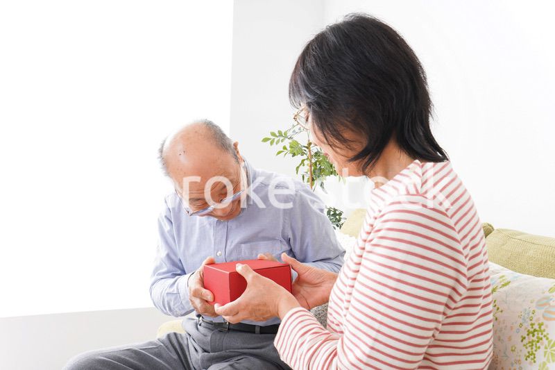 プレゼントを渡す高齢の夫婦