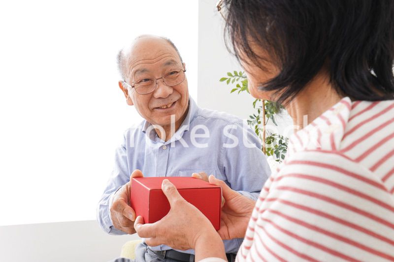 プレゼントを渡す高齢の夫婦
