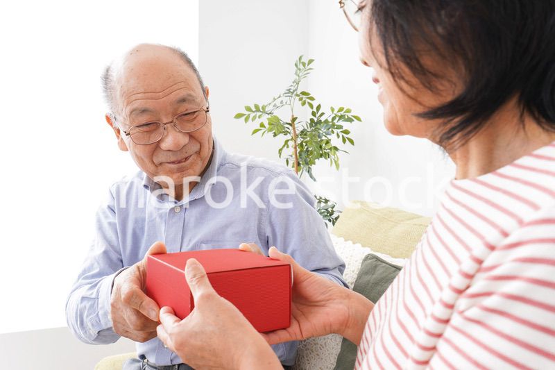 プレゼントを渡す高齢の夫婦
