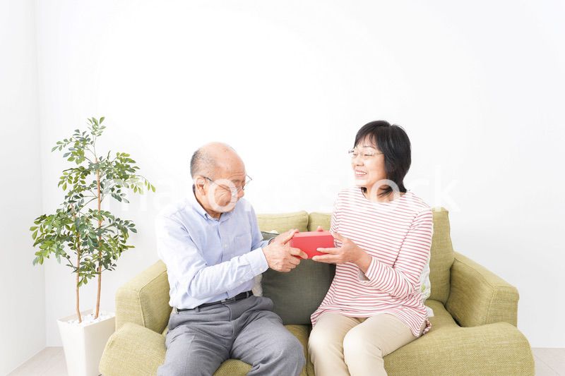 プレゼントを渡す高齢の夫婦