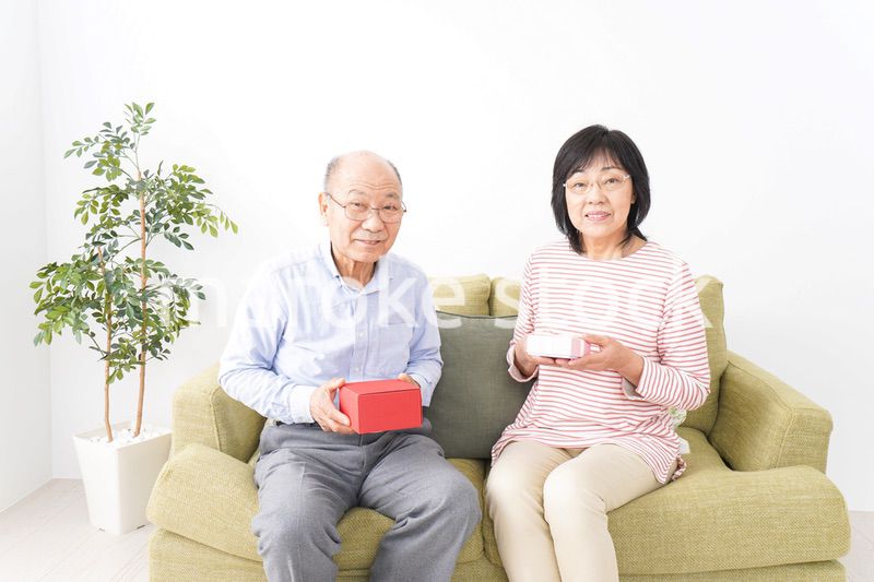 プレゼントを渡す高齢の夫婦