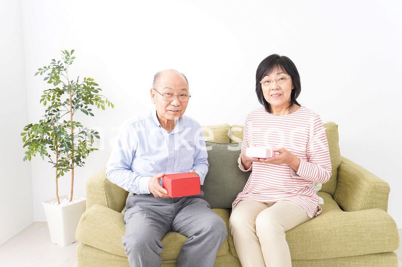 プレゼントを渡す高齢の夫婦