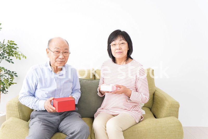 プレゼントを渡す高齢の夫婦
