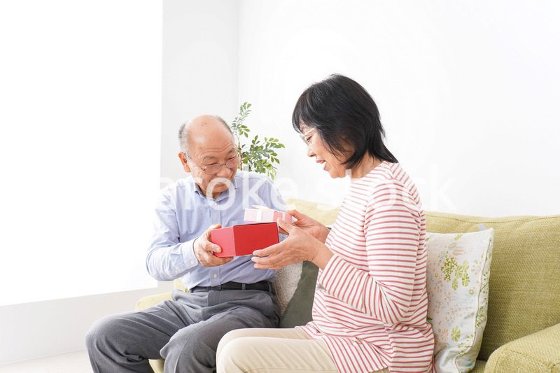 プレゼントを渡す高齢の夫婦