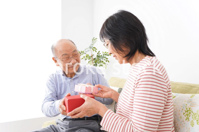プレゼントを渡す高齢の夫婦