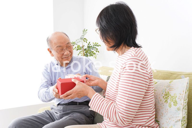 プレゼントを渡す高齢の夫婦