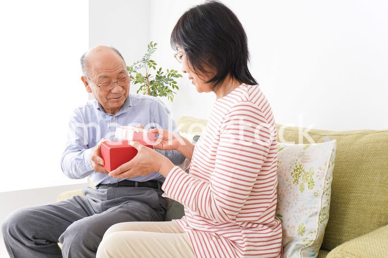 プレゼントを渡す高齢の夫婦