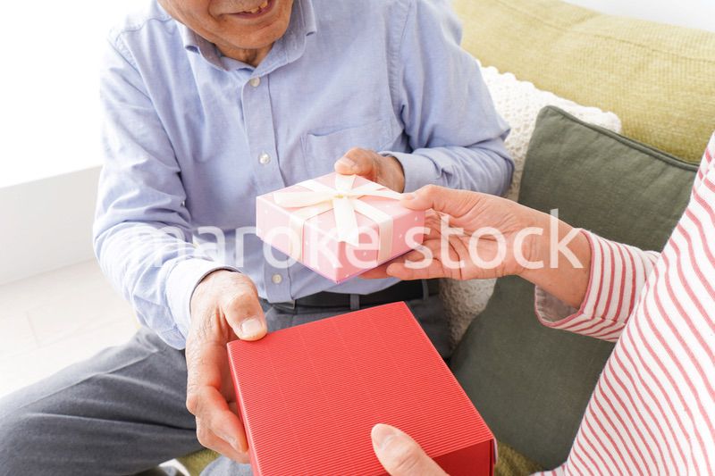 プレゼントを渡す高齢の夫婦