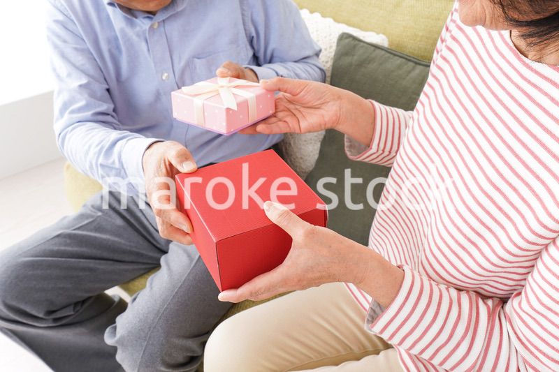 プレゼントを渡す高齢の夫婦