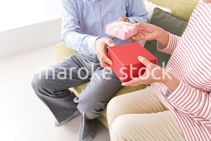 プレゼントを渡す高齢の夫婦