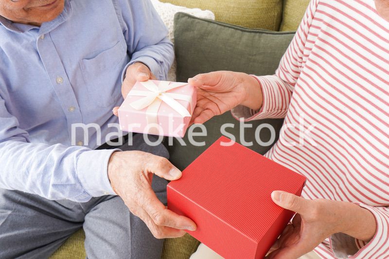 プレゼントを渡す高齢の夫婦