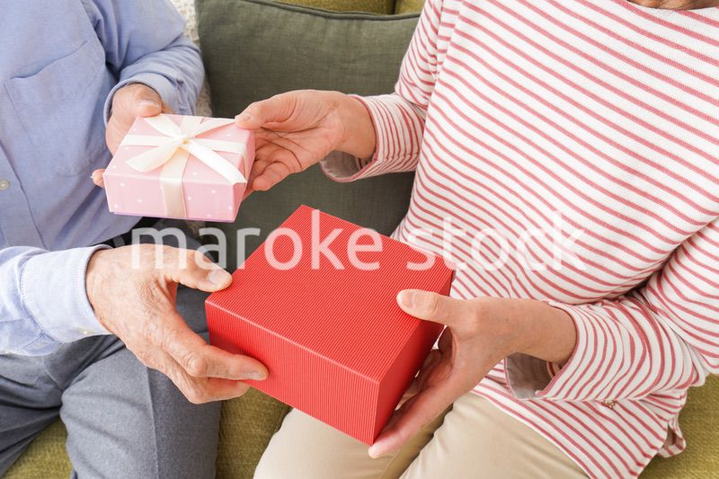 プレゼントを渡す高齢の夫婦