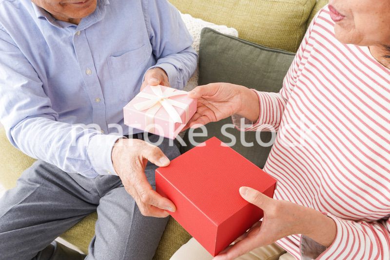プレゼントを渡す高齢の夫婦