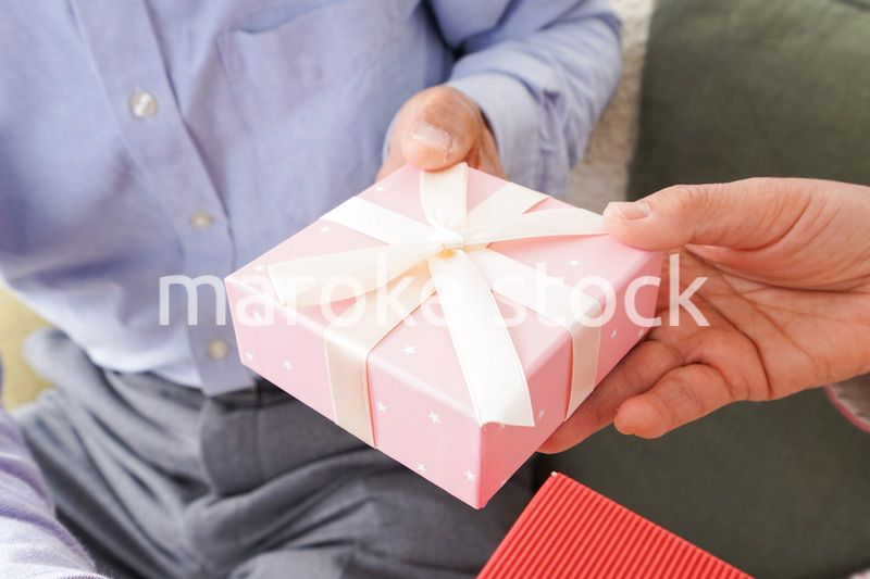 プレゼントを渡す高齢の夫婦