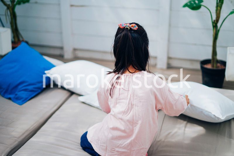 一人で寝る小さな女の子