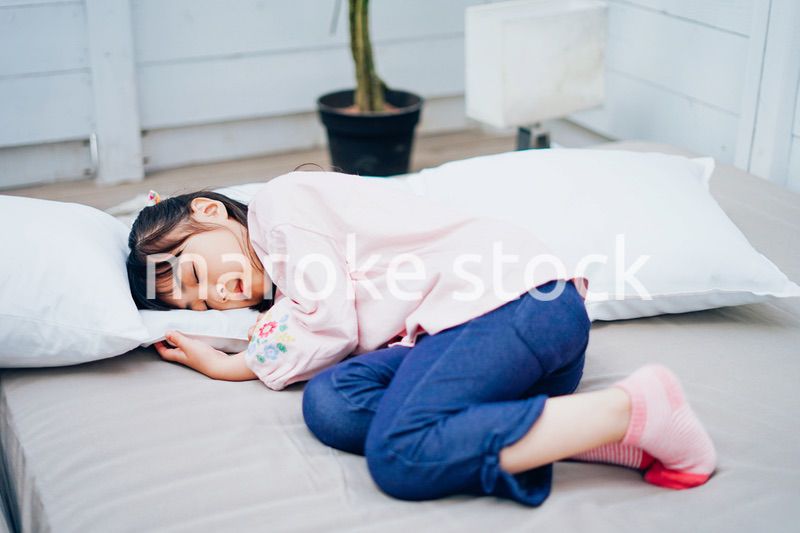 一人で寝る小さな女の子
