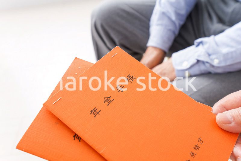 年金手帳を持つ高齢の夫婦