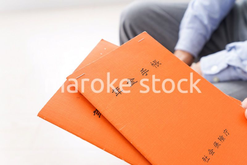 年金手帳を持つ高齢の夫婦