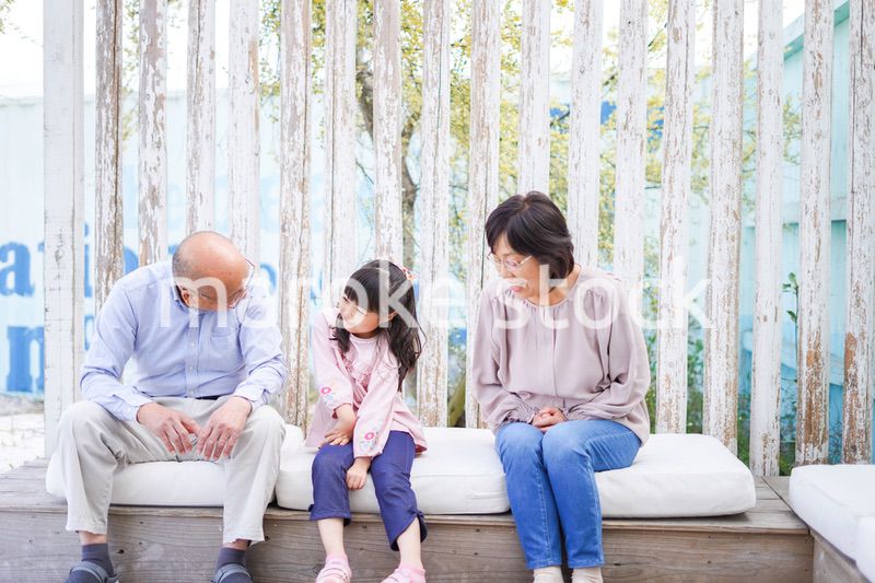 孫とレジャーに出かける高齢の夫婦