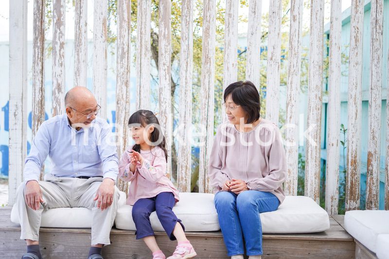 孫とレジャーに出かける高齢の夫婦