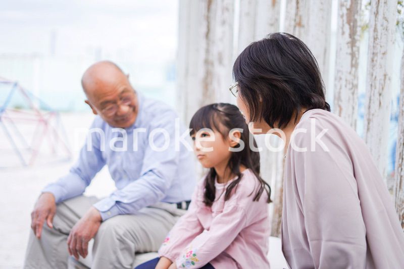 孫とレジャーに出かける高齢の夫婦