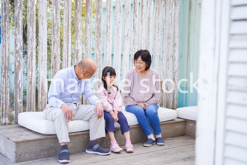 孫とレジャーに出かける高齢の夫婦