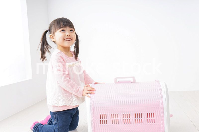 ペットの世話をする子ども