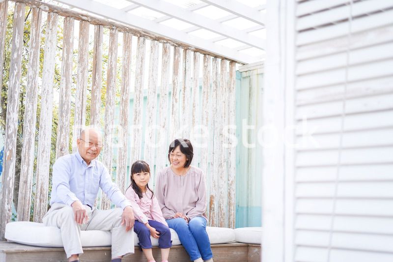 孫とレジャーに出かける高齢の夫婦